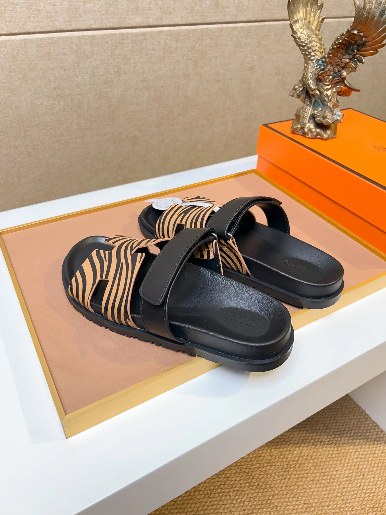 Men's clothing and shoes 💰340 💅💅💅 new arrival. Hermes Hermes official website latest counter synchronized new oran color leather H slippers, the original Paris version flew back to the original model and opened the mold to make it perfectly🍌The highest quality Sincerity, you can enter and leave the counter at will [Deyi] The upper is made of original customized  colored palm prints, crocodile print, ostrich print, colored cow leather, colored cow suede, 🤔 horse hair, 🥳 colored diamonds, 🥰 3D printing, and other genuine leather slippers, imported cow pattern foot pad lining, Italian  latest original genuine leather combination outsole Code number: 38-48 (customized at 46.47.48) Can be made into picture combination sole with genuine leather pattern and ordinary molded outsole